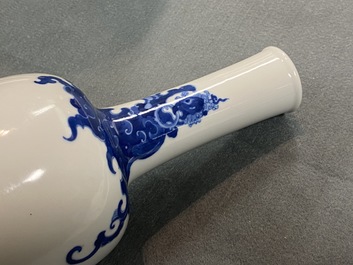 Een Chinese blauw-witte hamervormige 'feniks' vaas, Kangxi merk, 19/20e eeuw